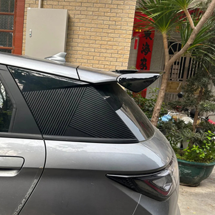 Tylny spoiler błyszczący czarny do BYD Dolphin – zdjęcie 3
