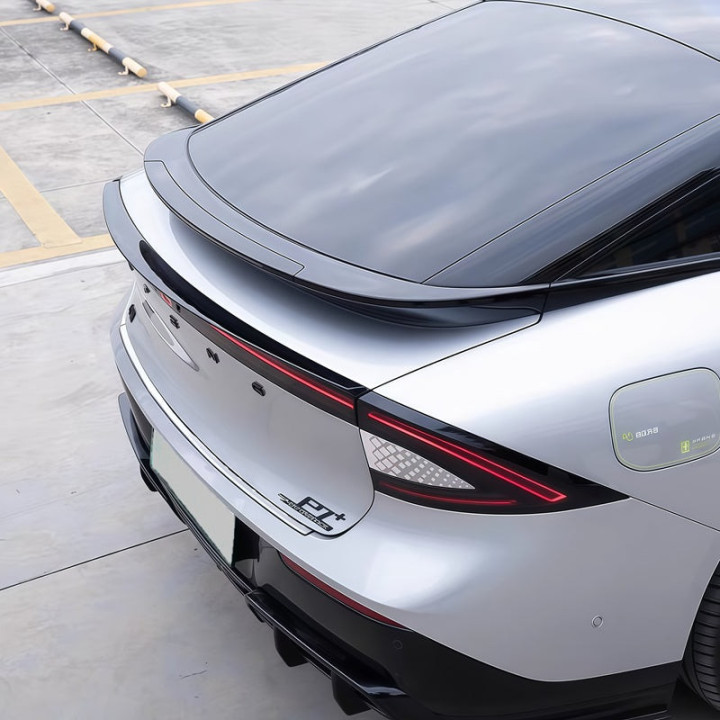 Tylny spoiler w wersji Carbon Fiber lub Glossy Black do Xpeng P7 – zdjęcie 3